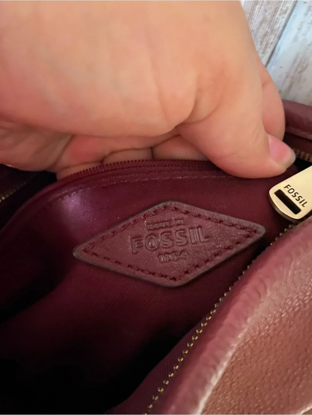 Fossil Preston Women's Leather Crossbody Bag in Deep Burgundy Expandable zip